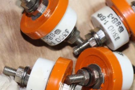 真空開(kāi)關(guān)管的氣密絕緣系統(tǒng)、屏蔽系統(tǒng)以及導(dǎo)電系統(tǒng)